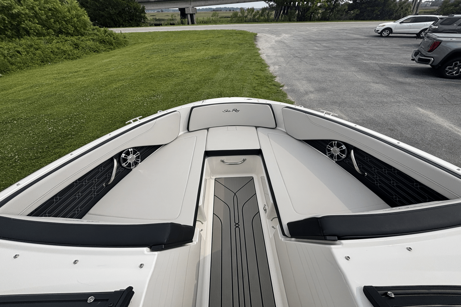 Slide: The Image of Sea Ray SPX 210 Outboard 2025 - 13