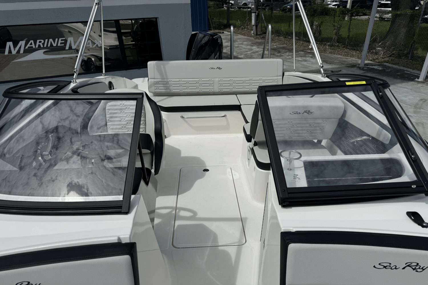 Slide: The Image of Sea Ray SPX 210 Outboard 2025 - 13