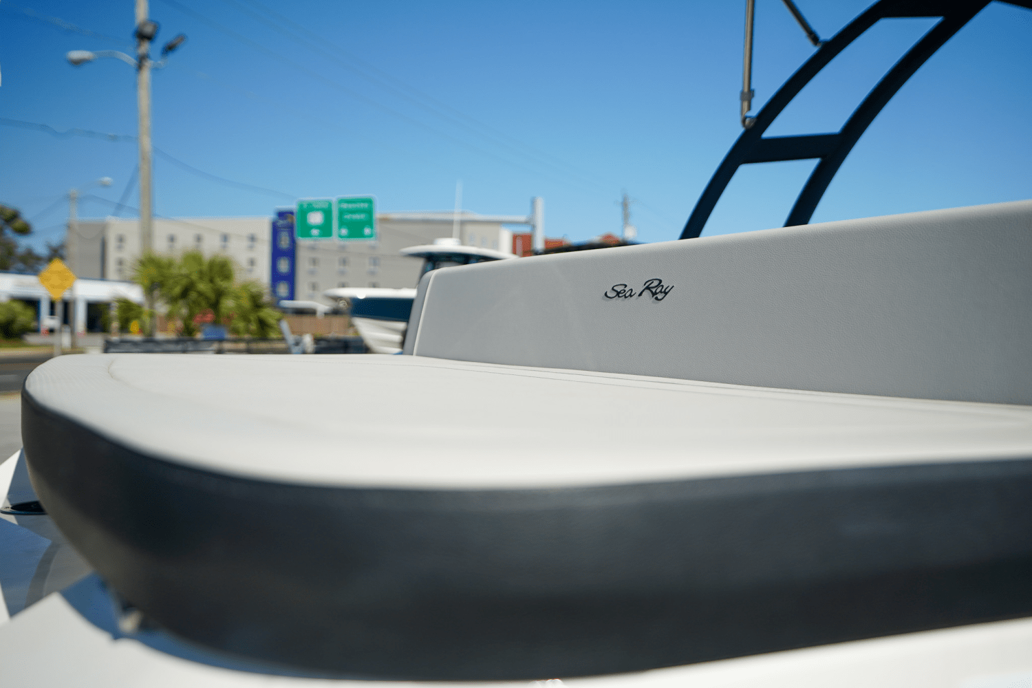 Slide: The Image of Sea Ray SPX 210 Outboard 2025 - 14