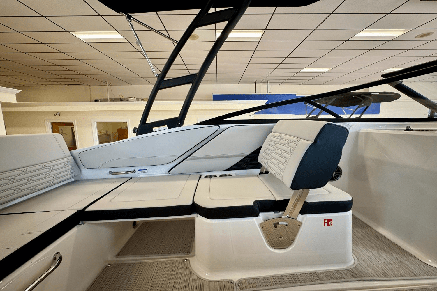 Slide: The Image of Sea Ray SPX 210 Outboard 2025 - 14