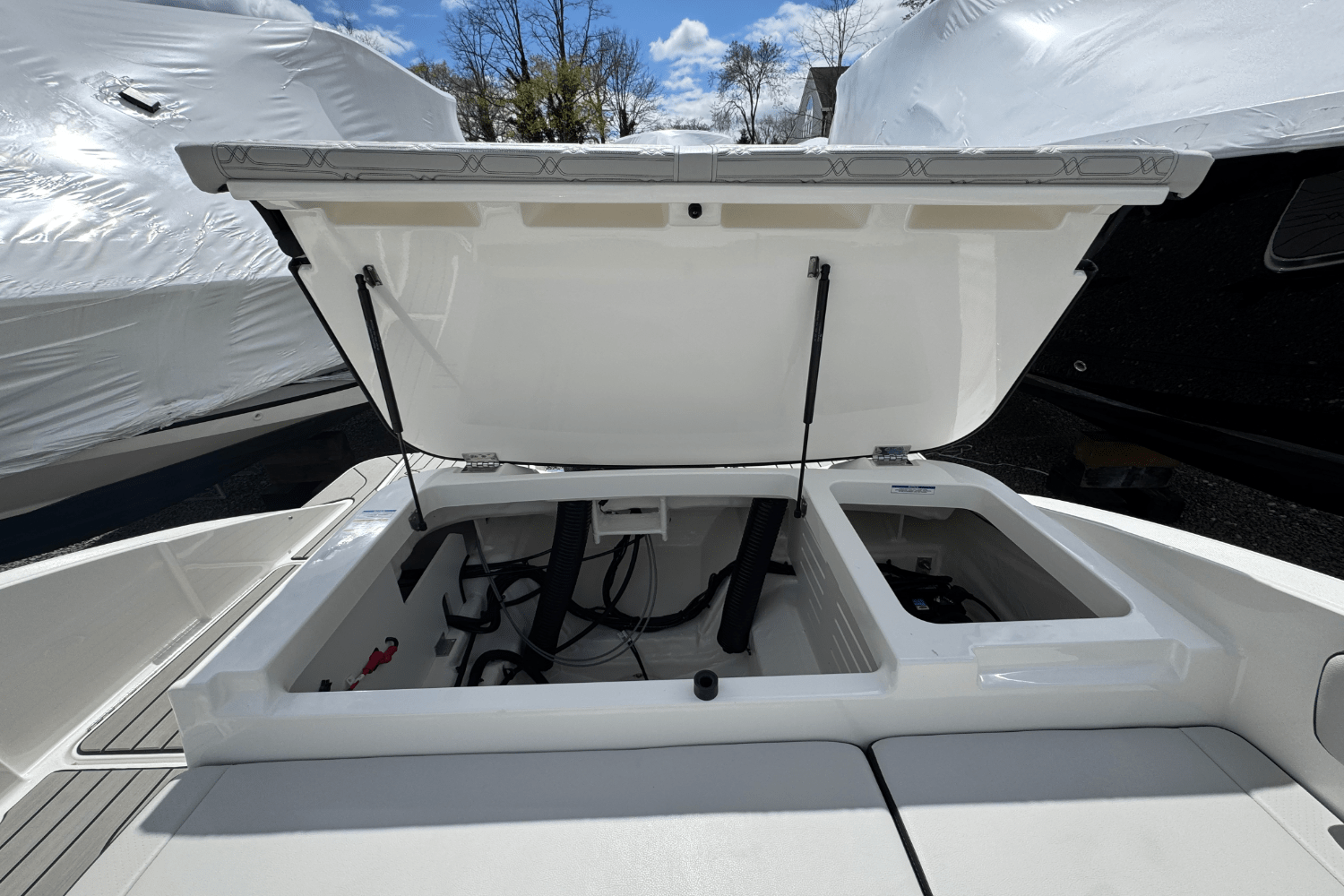 Slide: The Image of Sea Ray SPX 210 Outboard 2025 - 14