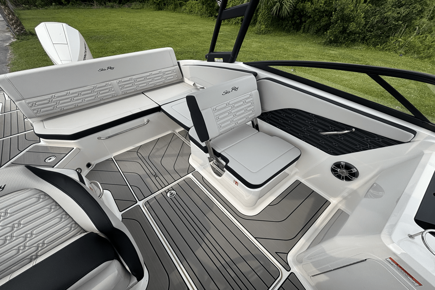 Slide: The Image of Sea Ray SPX 210 Outboard 2025 - 14