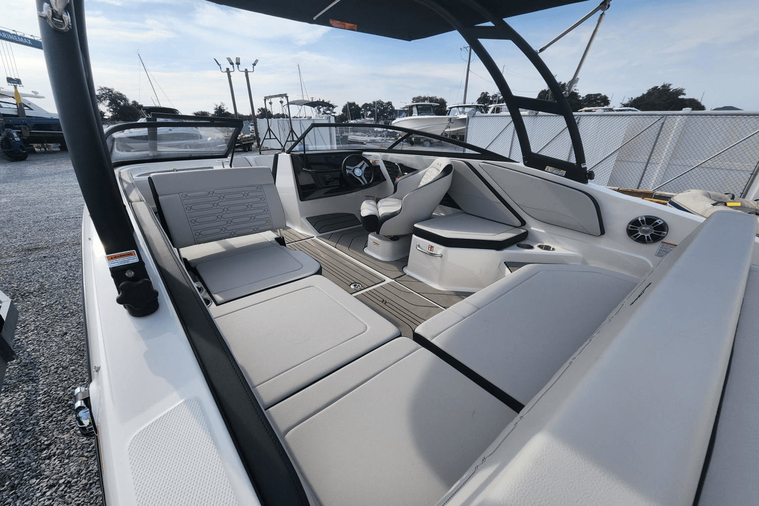 Slide: The Image of Sea Ray SPX 210 Outboard 2025 - 15