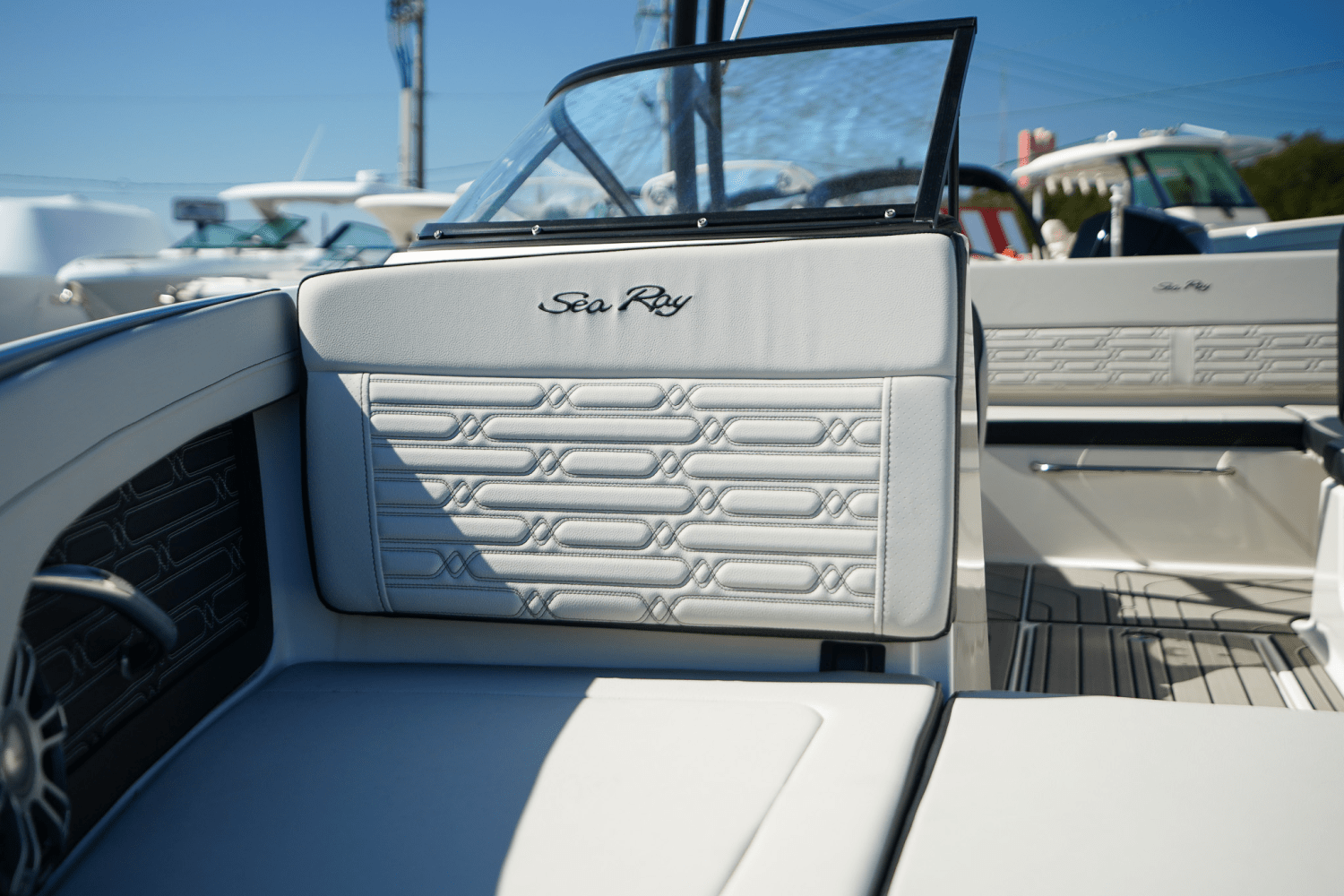 Slide: The Image of Sea Ray SPX 210 Outboard 2025 - 16
