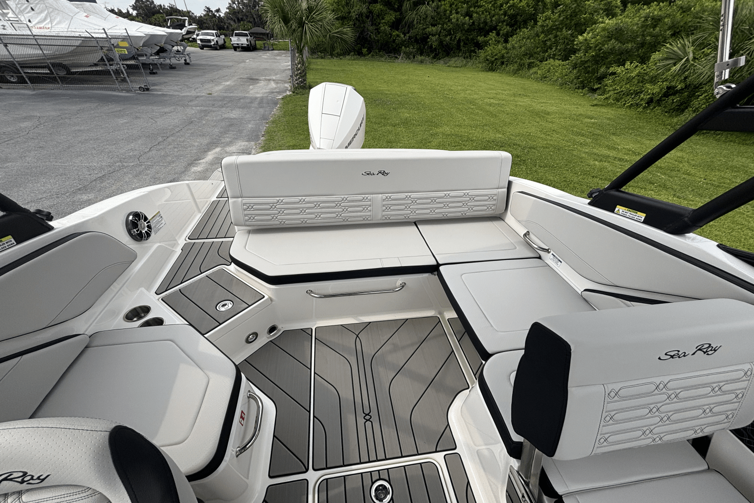 Slide: The Image of Sea Ray SPX 210 Outboard 2025 - 16