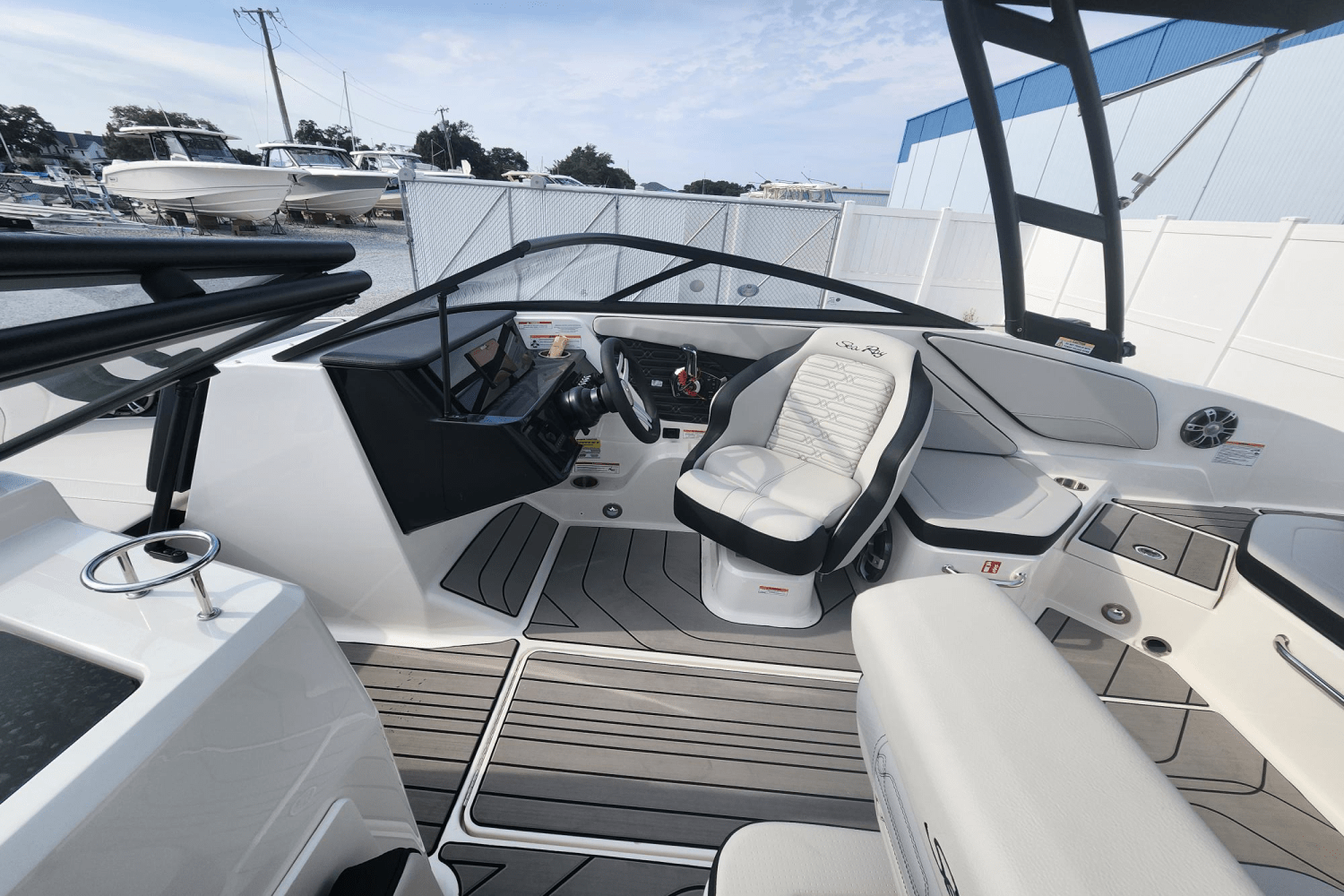 Slide: The Image of Sea Ray SPX 210 Outboard 2025 - 16