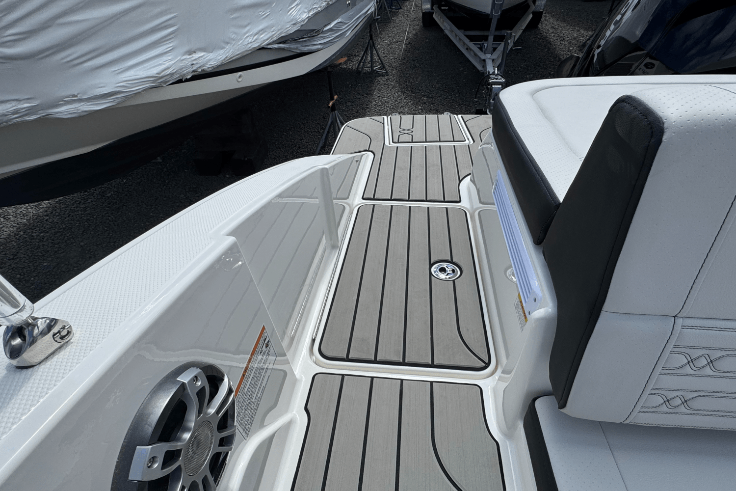 Slide: The Image of Sea Ray SPX 210 Outboard 2025 - 16