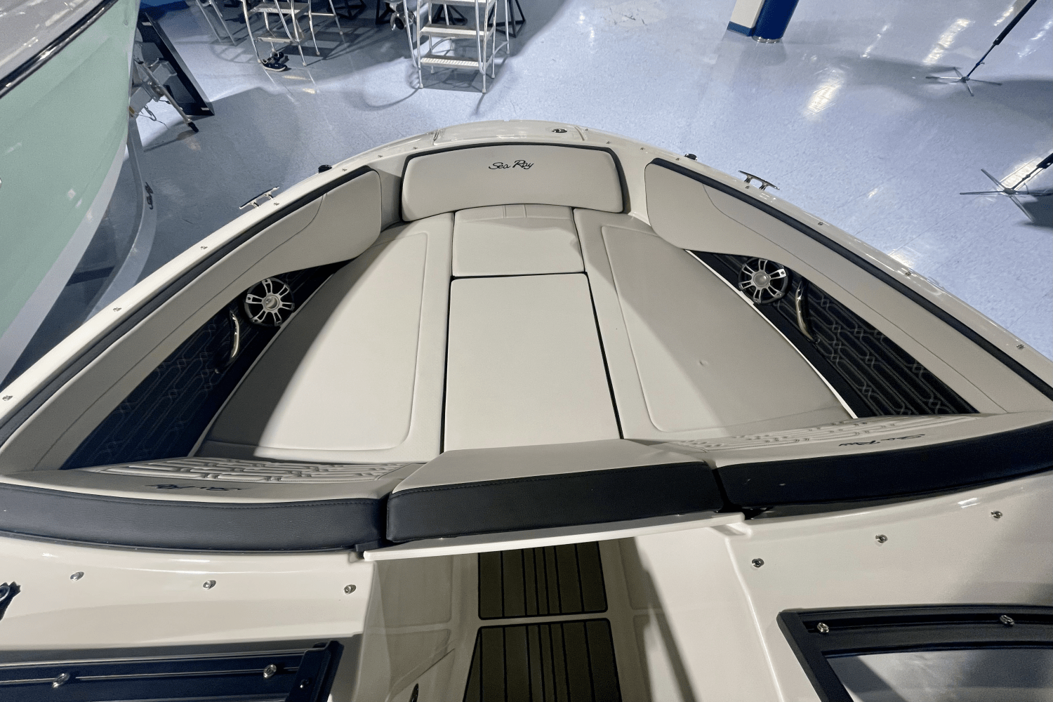 Slide: The Image of Sea Ray SPX 210 Outboard 2025 - 16