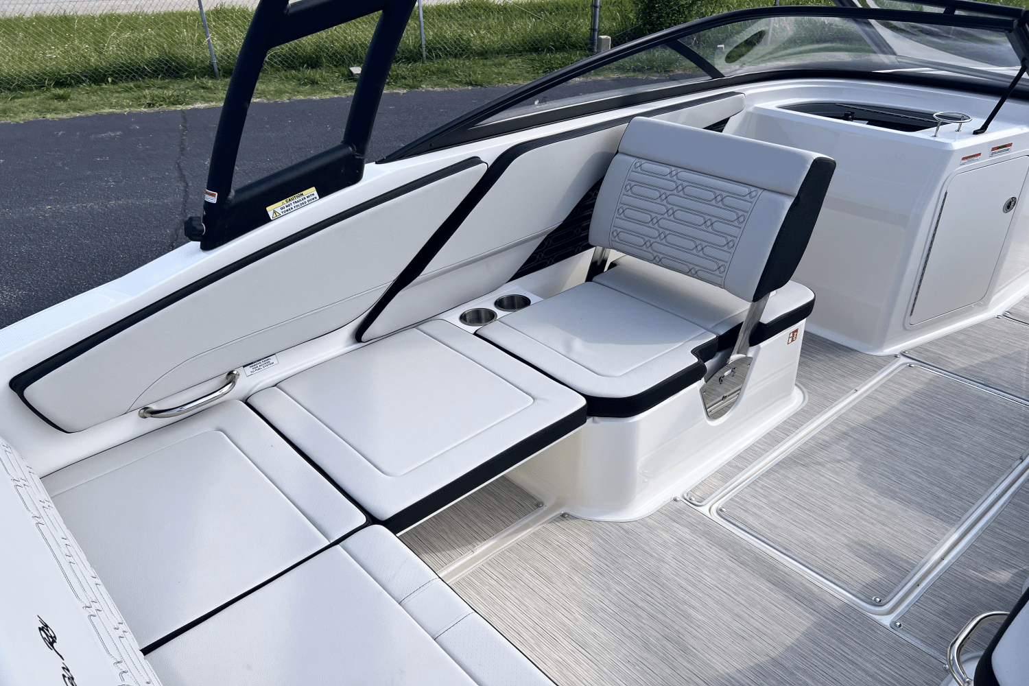 Slide: The Image of Sea Ray SPX 210 Outboard 2025 - 17