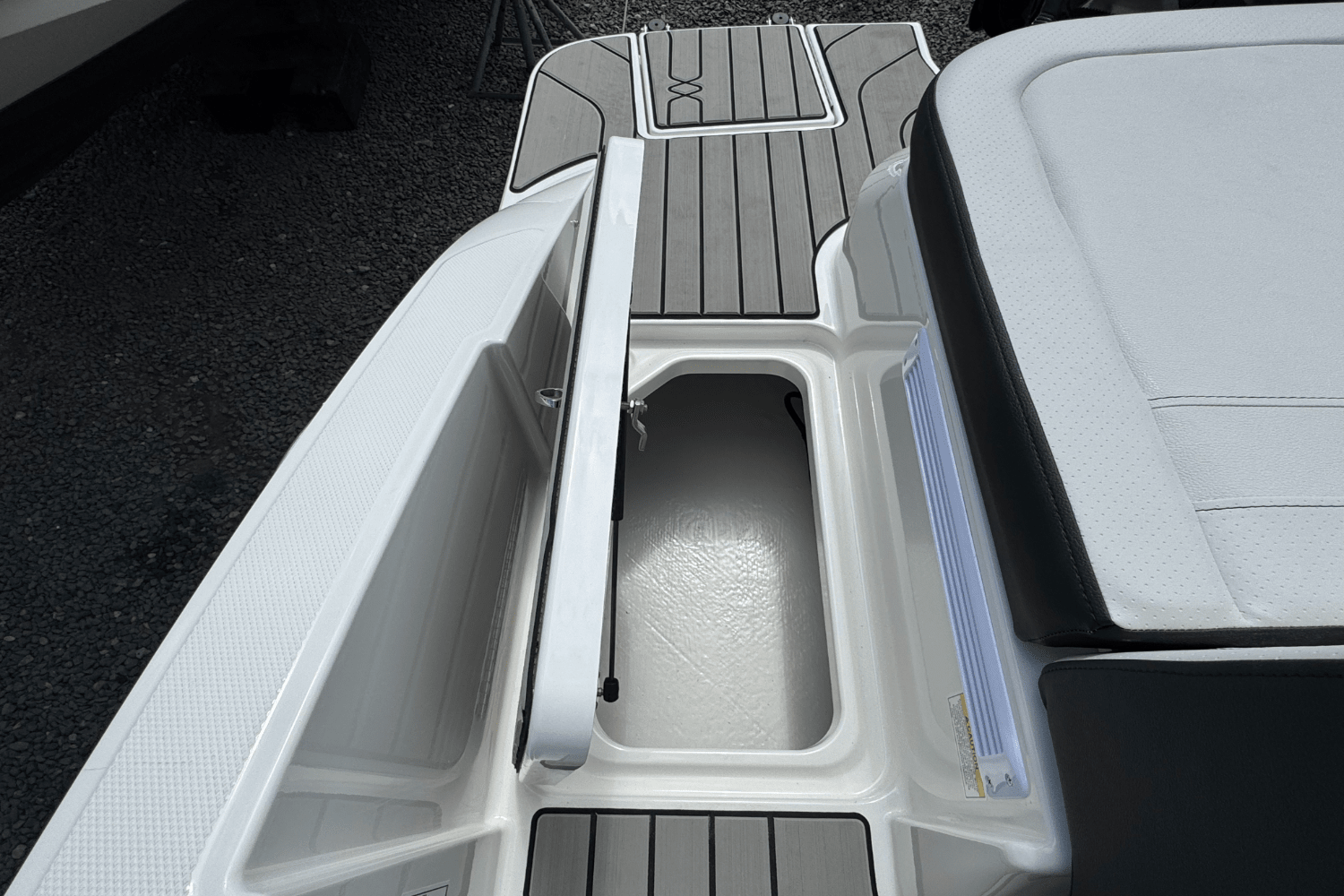 Slide: The Image of Sea Ray SPX 210 Outboard 2025 - 17