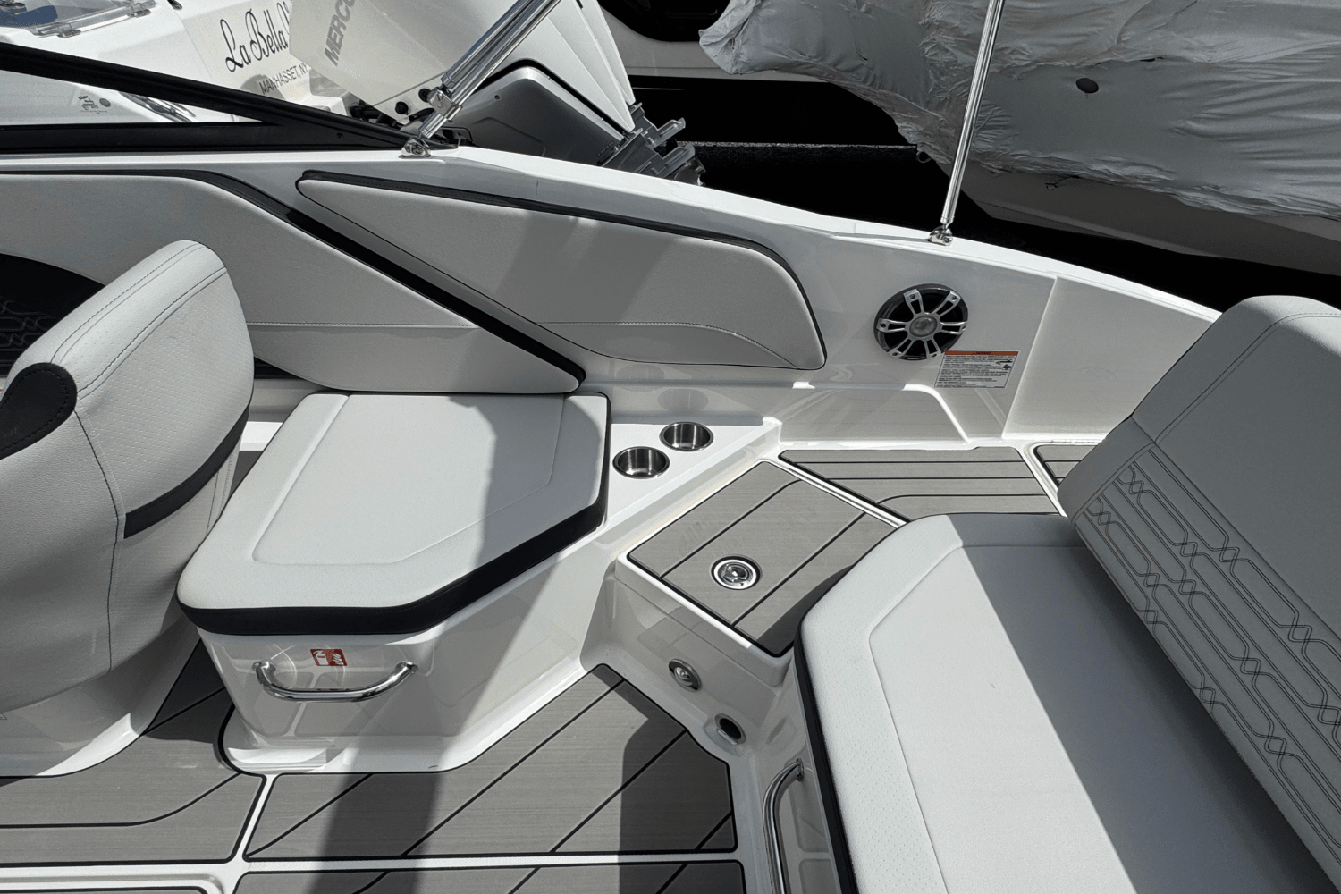 Slide: The Image of Sea Ray SPX 210 Outboard 2025 - 18