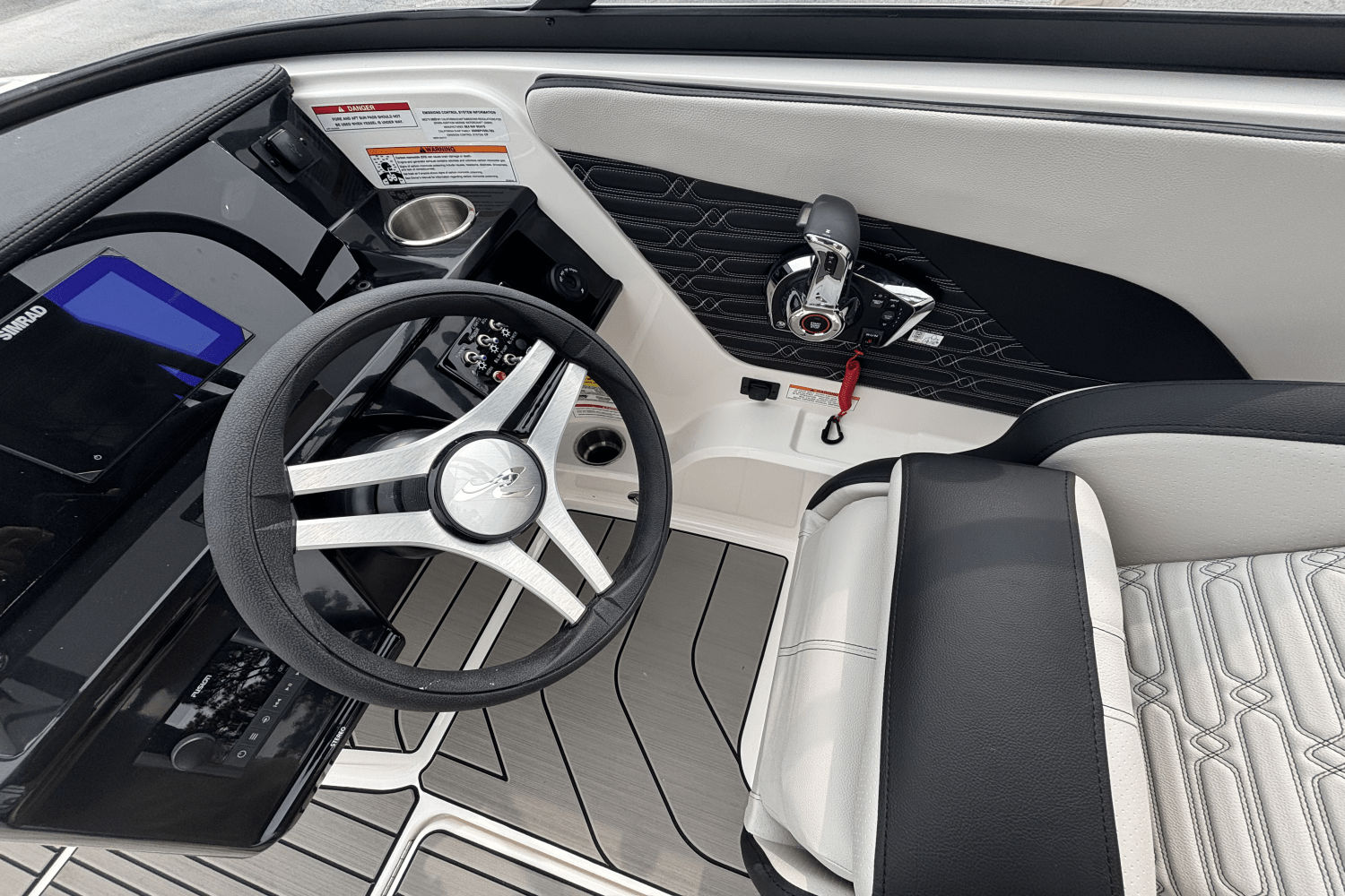 Slide: The Image of Sea Ray SPX 210 Outboard 2025 - 18