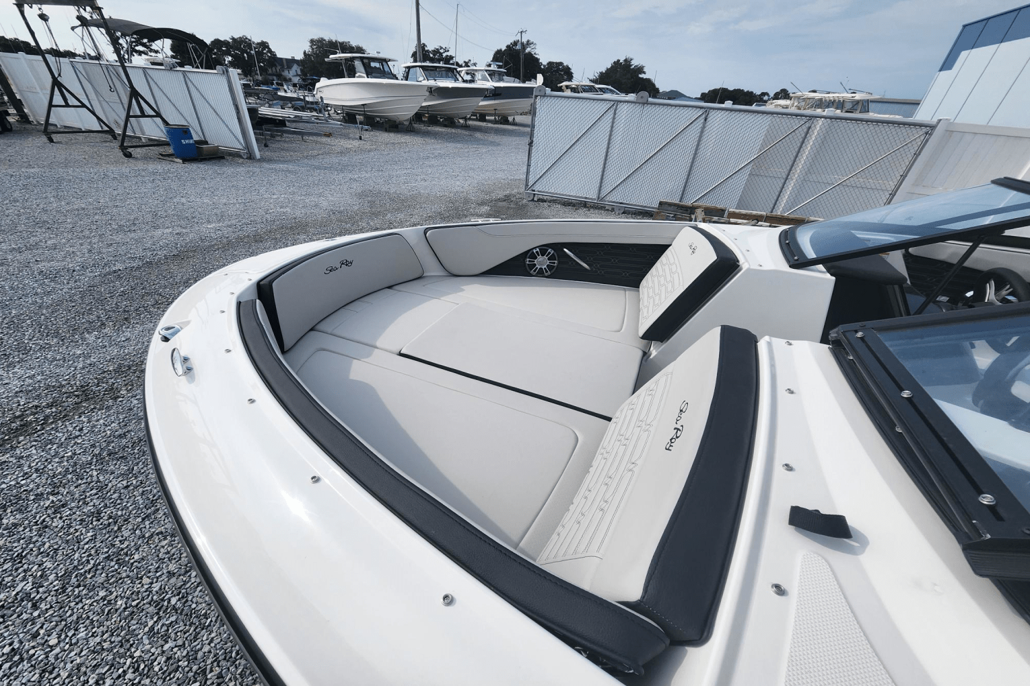 Slide: The Image of Sea Ray SPX 210 Outboard 2025 - 18