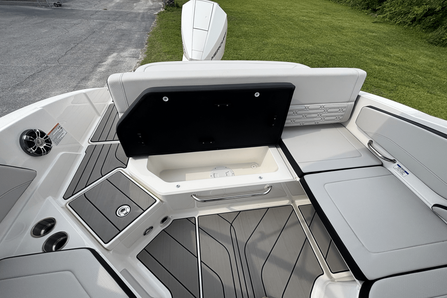 Slide: The Image of Sea Ray SPX 210 Outboard 2025 - 19