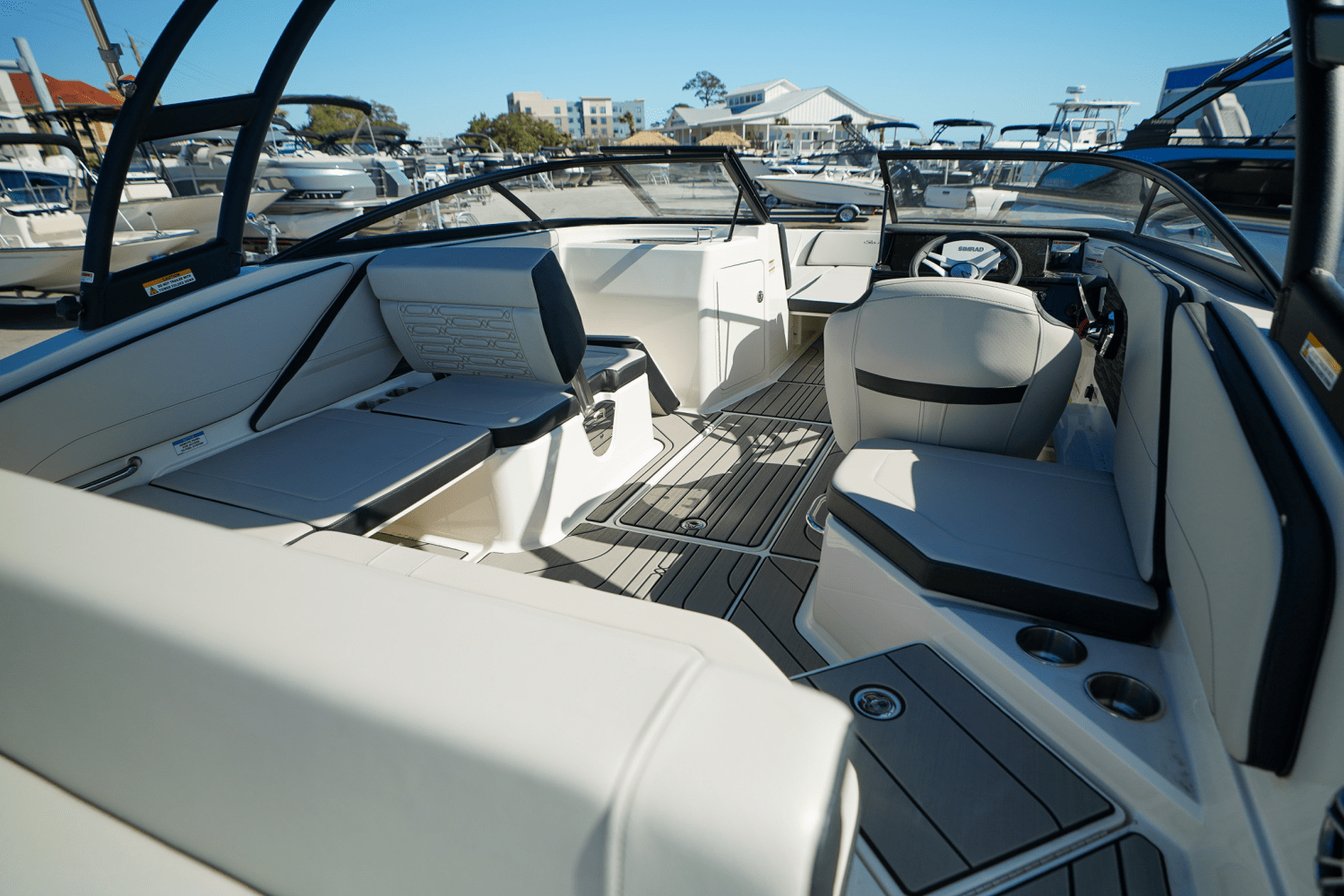 Slide: The Image of Sea Ray SPX 210 Outboard 2025 - 20