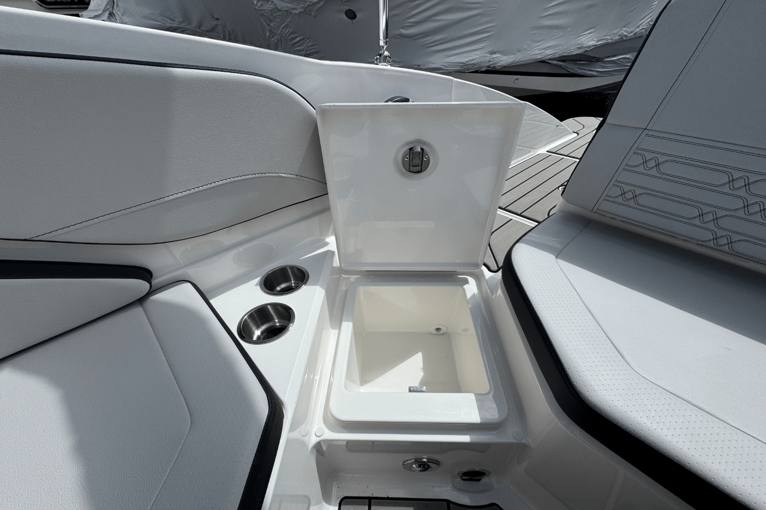 Slide: The Image of Sea Ray SPX 210 Outboard 2025 - 20
