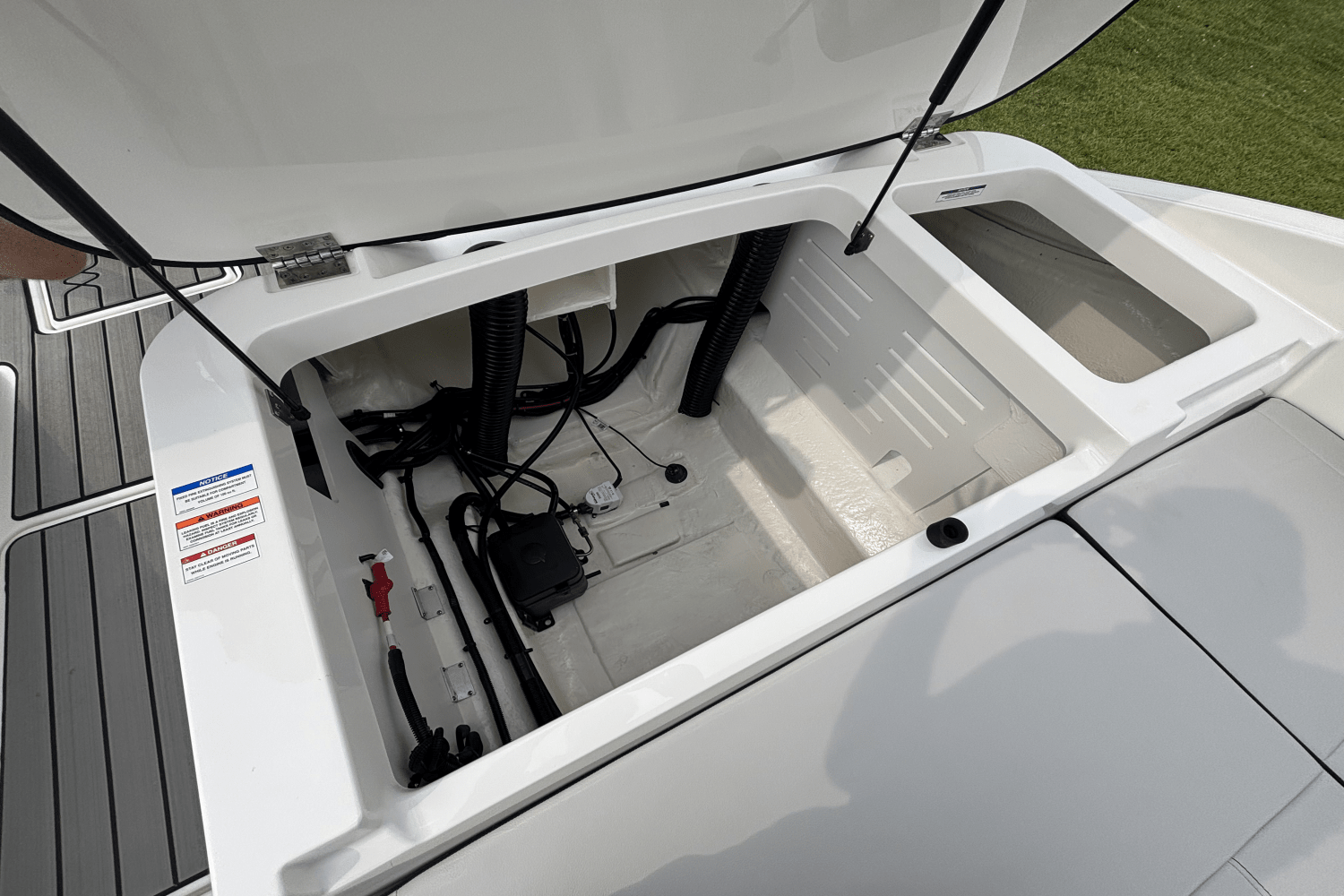 Slide: The Image of Sea Ray SPX 210 Outboard 2025 - 20