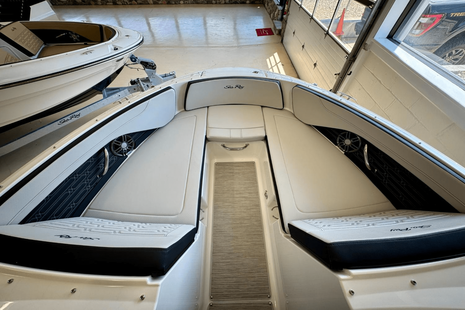 Slide: The Image of Sea Ray SPX 210 Outboard 2025 - 22