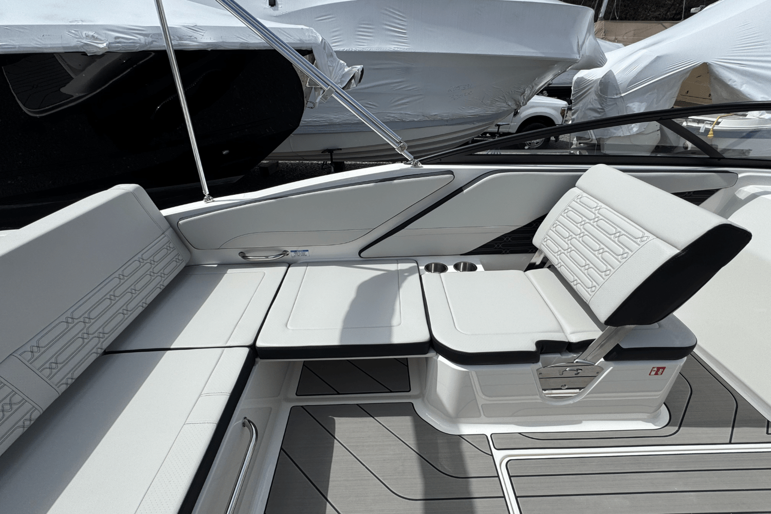 Slide: The Image of Sea Ray SPX 210 Outboard 2025 - 22