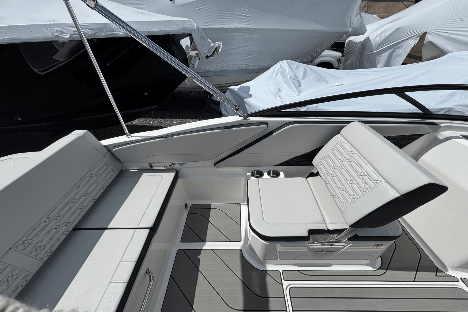 Slide: The Image of Sea Ray SPX 210 Outboard 2025 - 23