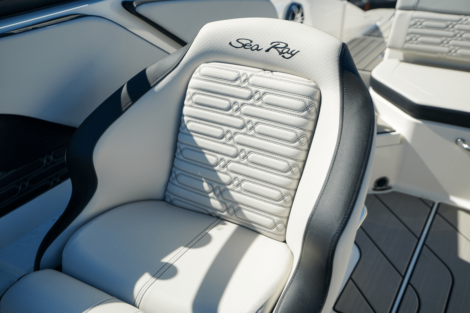 Slide: The Image of Sea Ray SPX 210 Outboard 2025 - 28