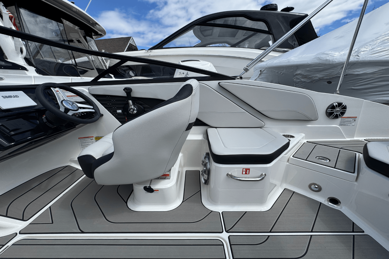 Slide: The Image of Sea Ray SPX 210 Outboard 2025 - 28