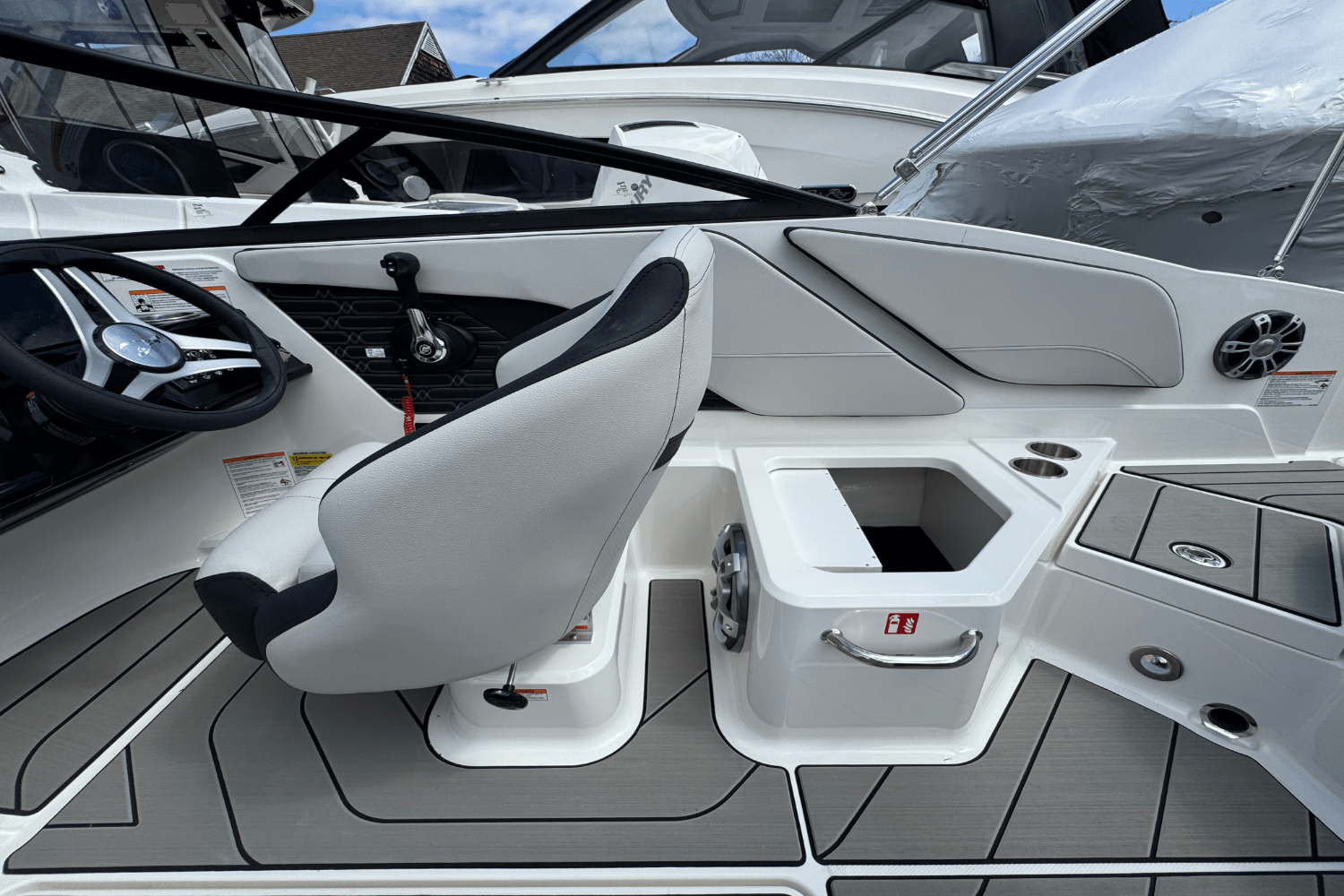 Slide: The Image of Sea Ray SPX 210 Outboard 2025 - 29