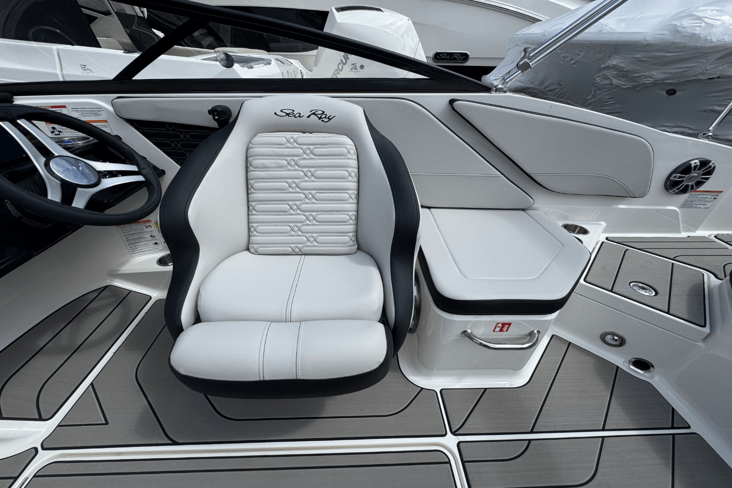 Slide: The Image of Sea Ray SPX 210 Outboard 2025 - 31