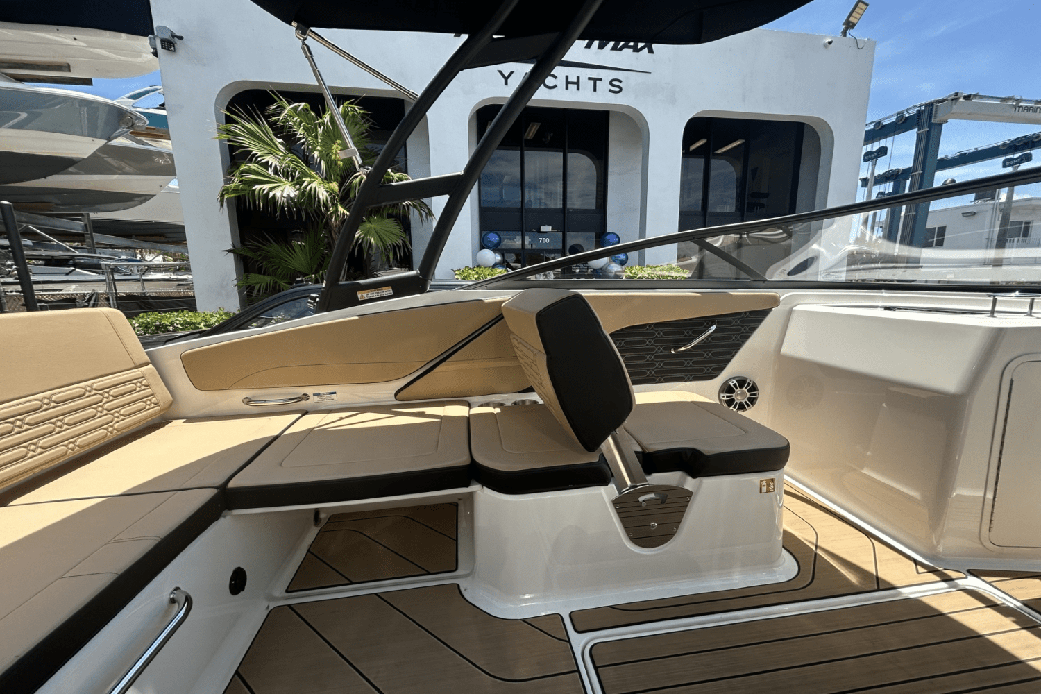 Slide: The Image of Sea Ray SPX 210 Outboard 2025 - 32