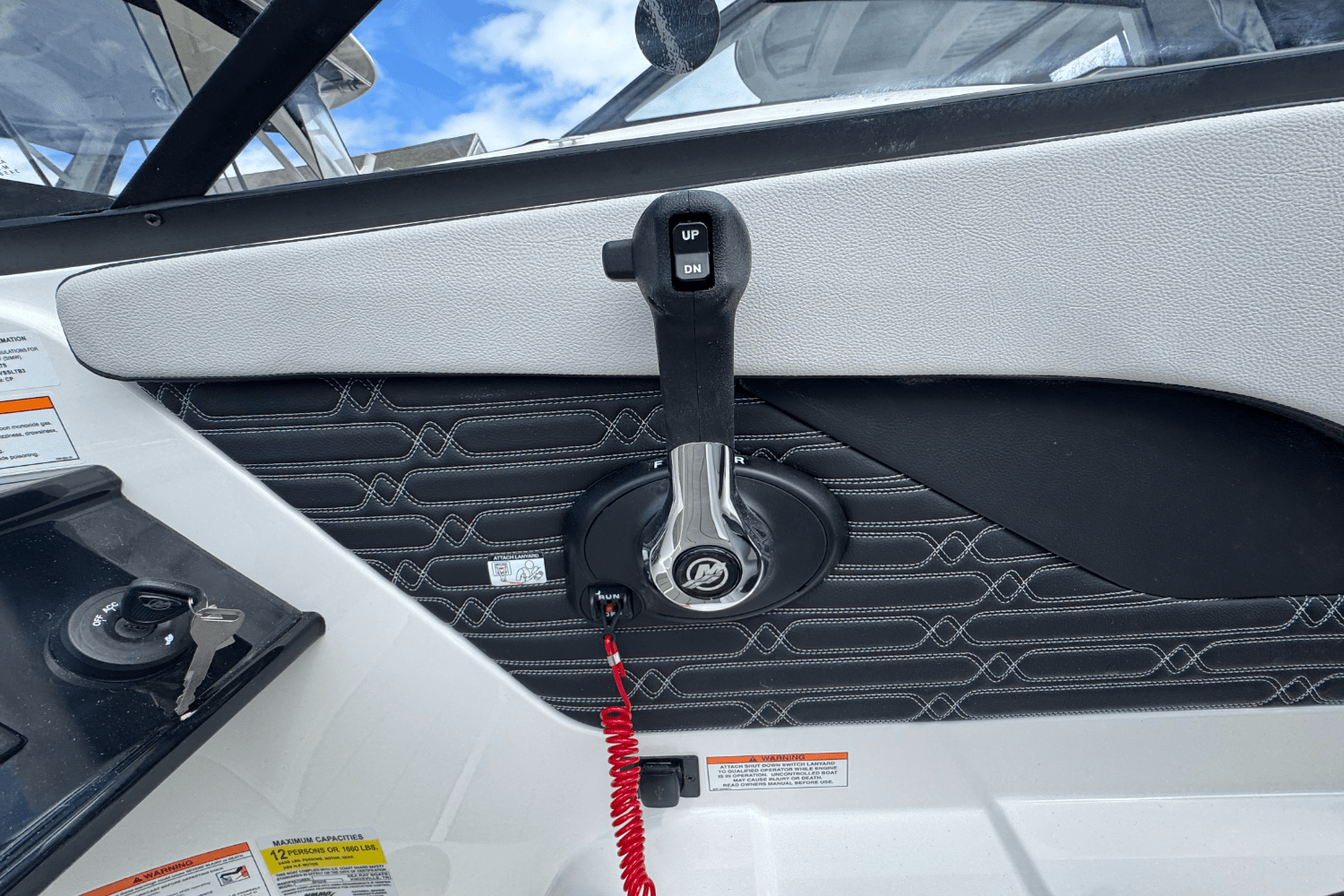 Slide: The Image of Sea Ray SPX 210 Outboard 2025 - 32