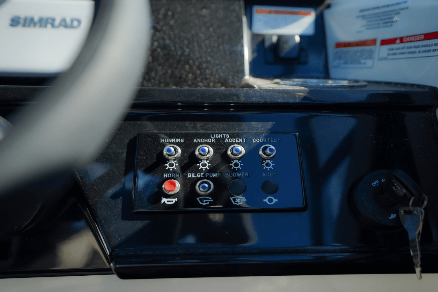 Slide: The Image of Sea Ray SPX 210 Outboard 2025 - 32