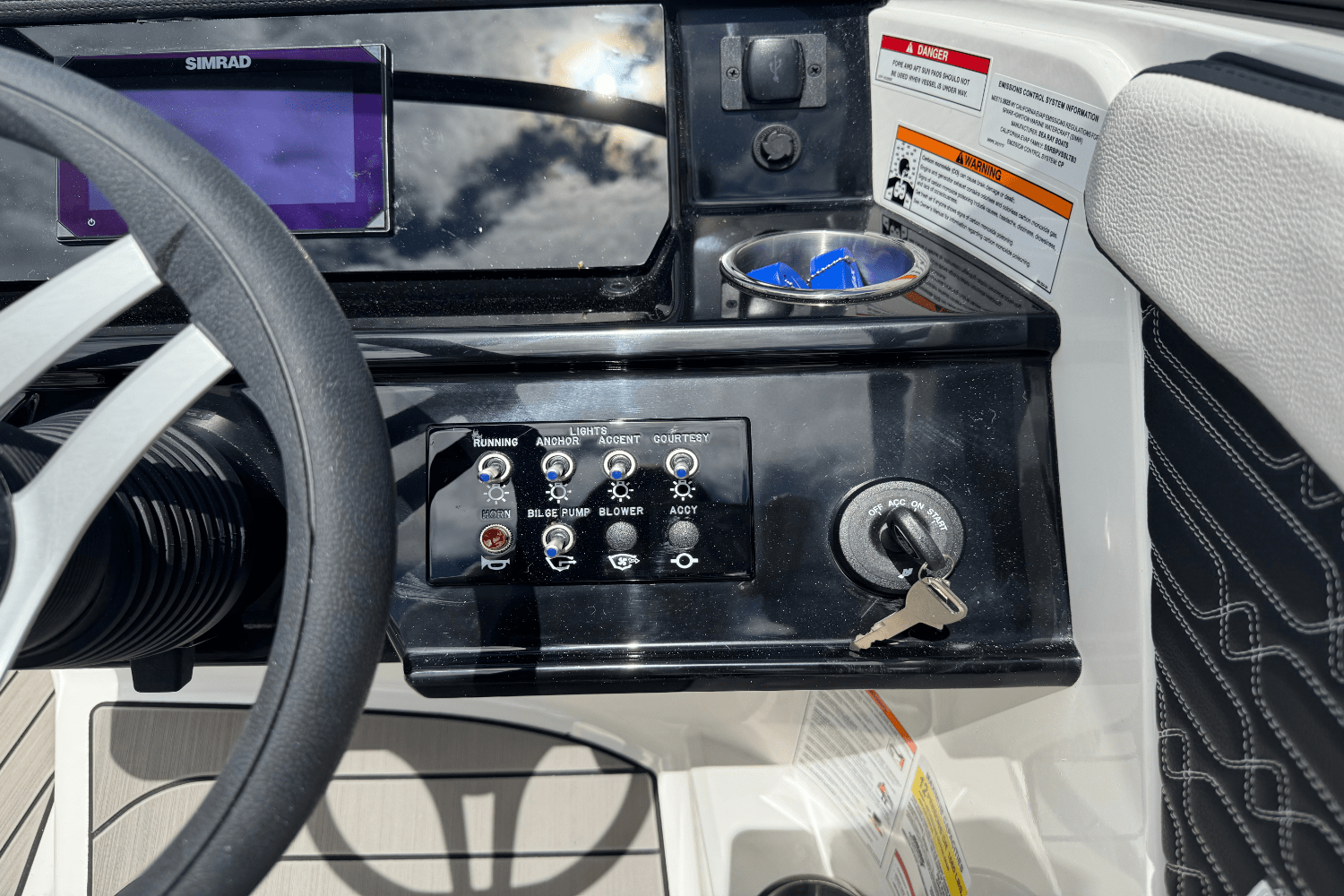 Slide: The Image of Sea Ray SPX 210 Outboard 2025 - 38