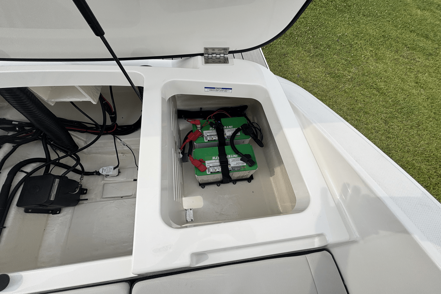 Slide: The Image of Sea Ray SPX 210 Outboard 2025 - 4