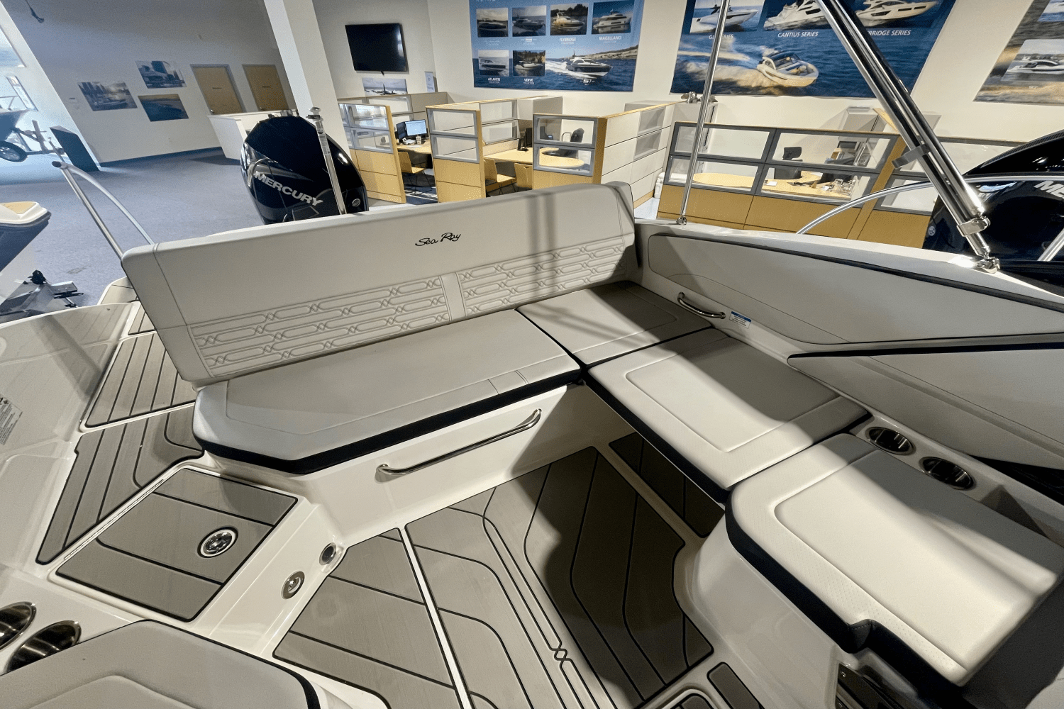 Slide: The Image of Sea Ray SPX 210 Outboard 2025 - 4