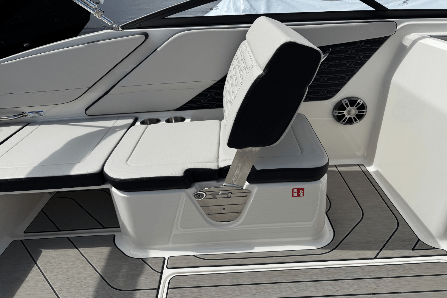 Slide: The Image of Sea Ray SPX 210 Outboard 2025 - 40