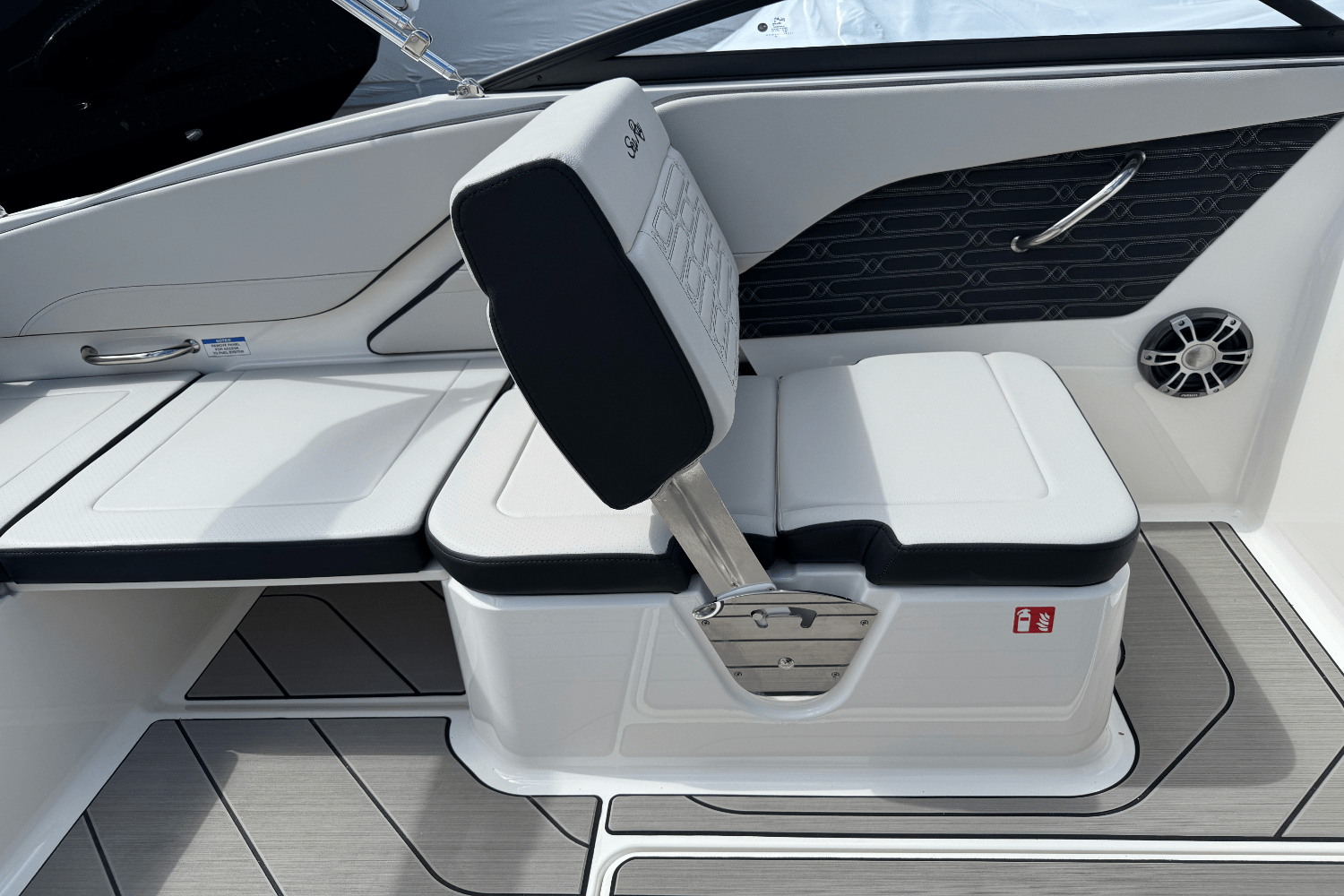 Slide: The Image of Sea Ray SPX 210 Outboard 2025 - 41