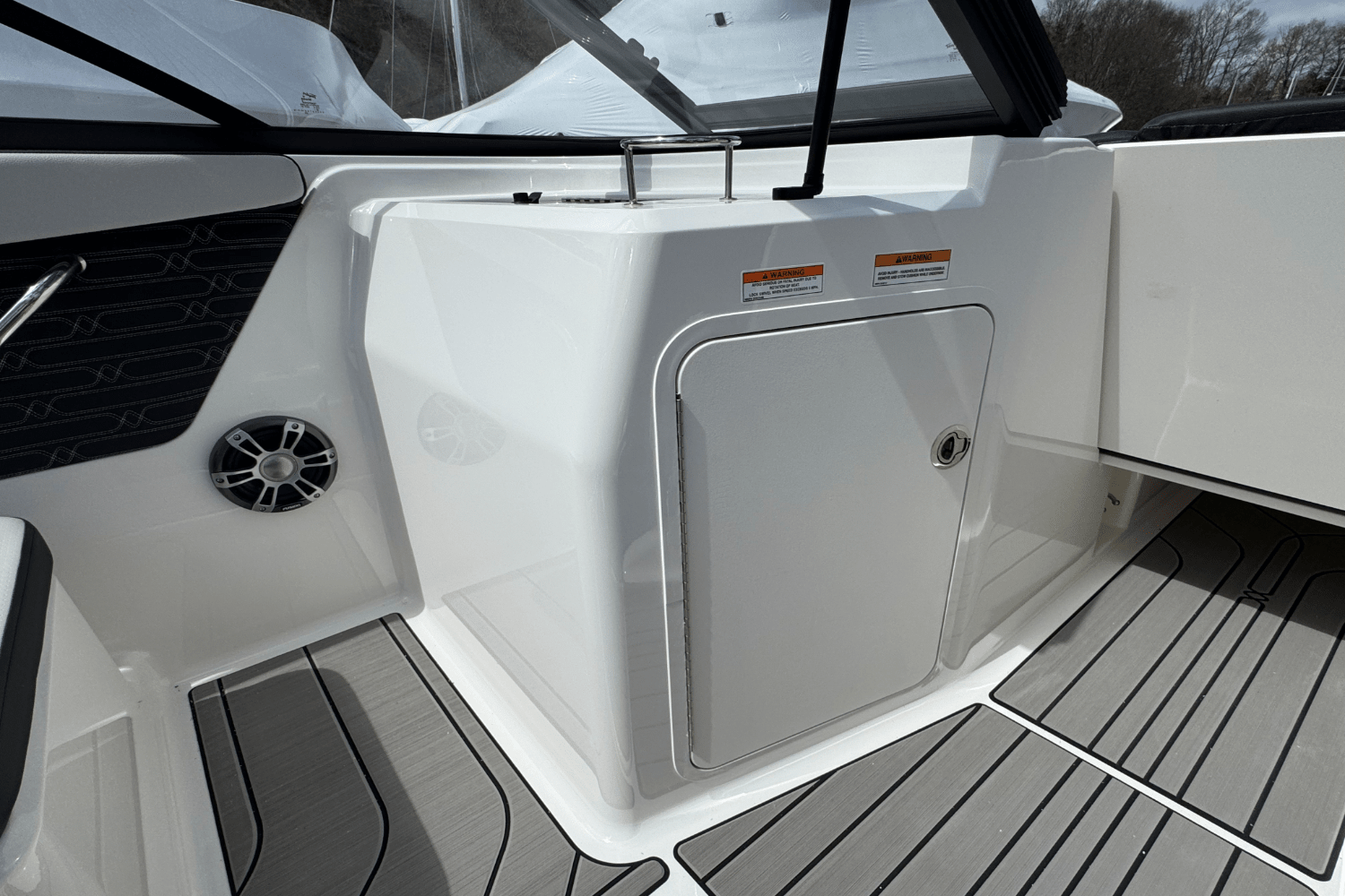 Slide: The Image of Sea Ray SPX 210 Outboard 2025 - 43