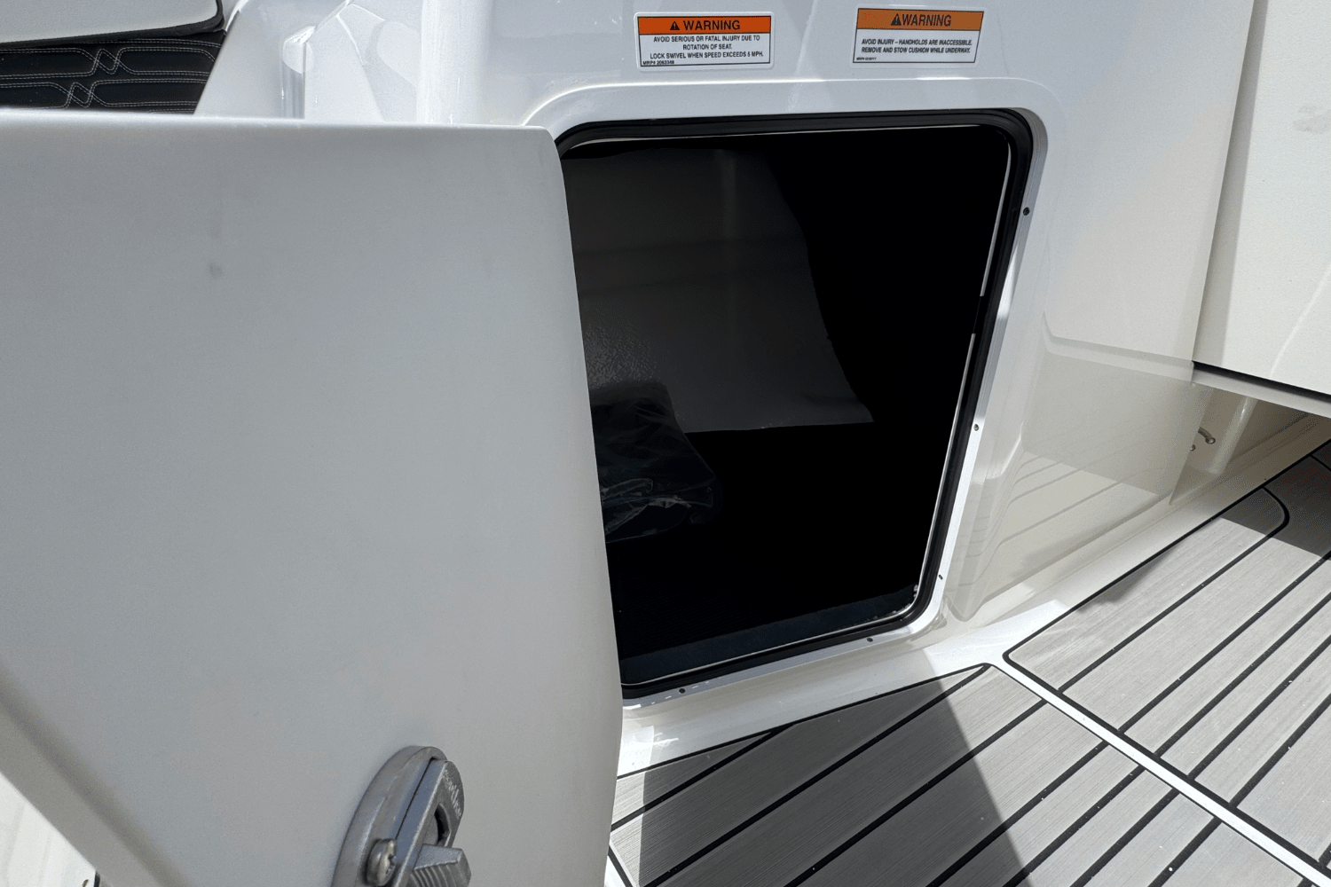 Slide: The Image of Sea Ray SPX 210 Outboard 2025 - 44