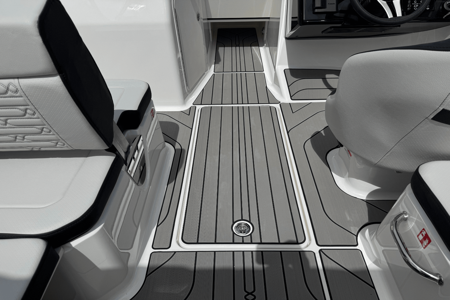 Slide: The Image of Sea Ray SPX 210 Outboard 2025 - 45