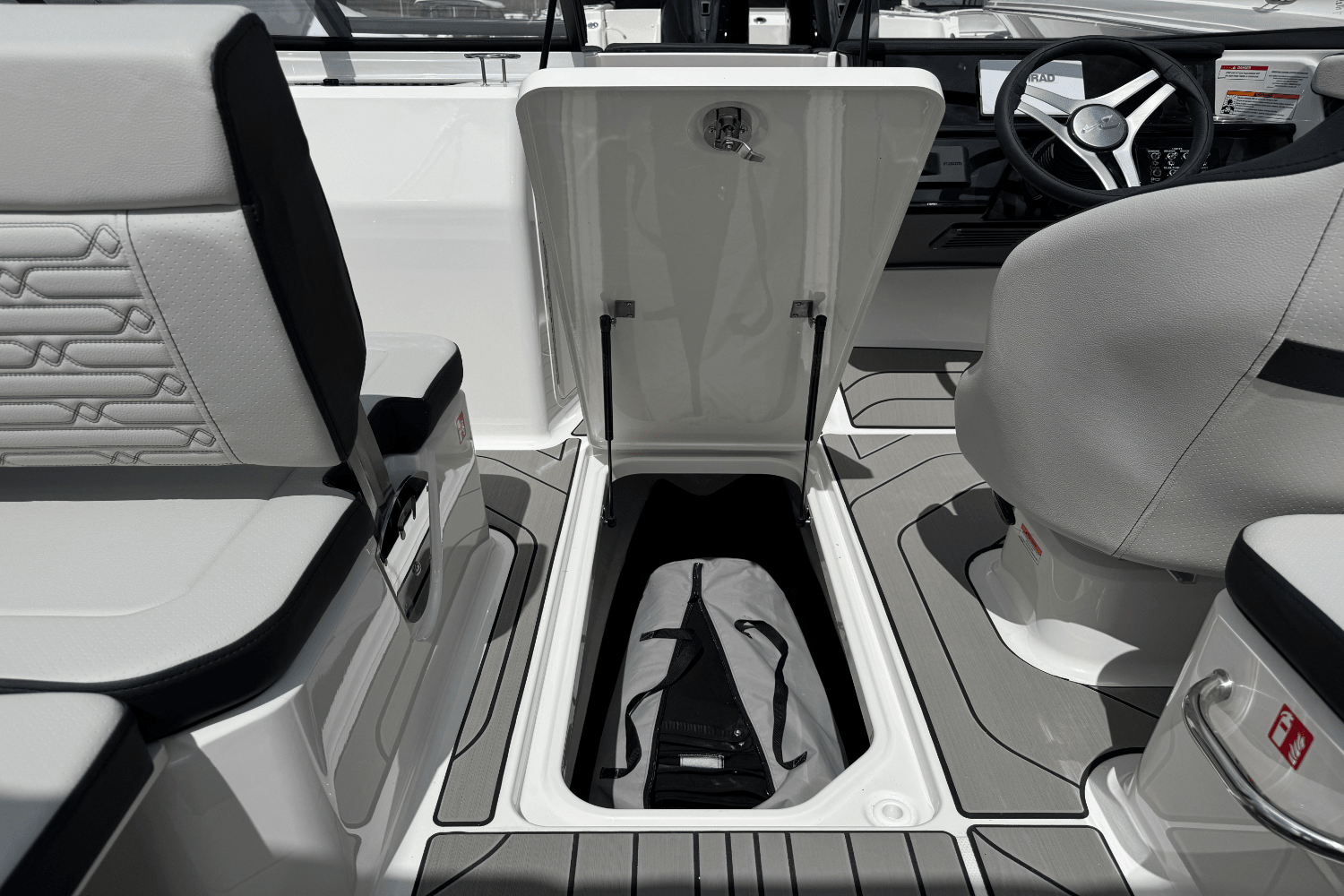 Slide: The Image of Sea Ray SPX 210 Outboard 2025 - 46