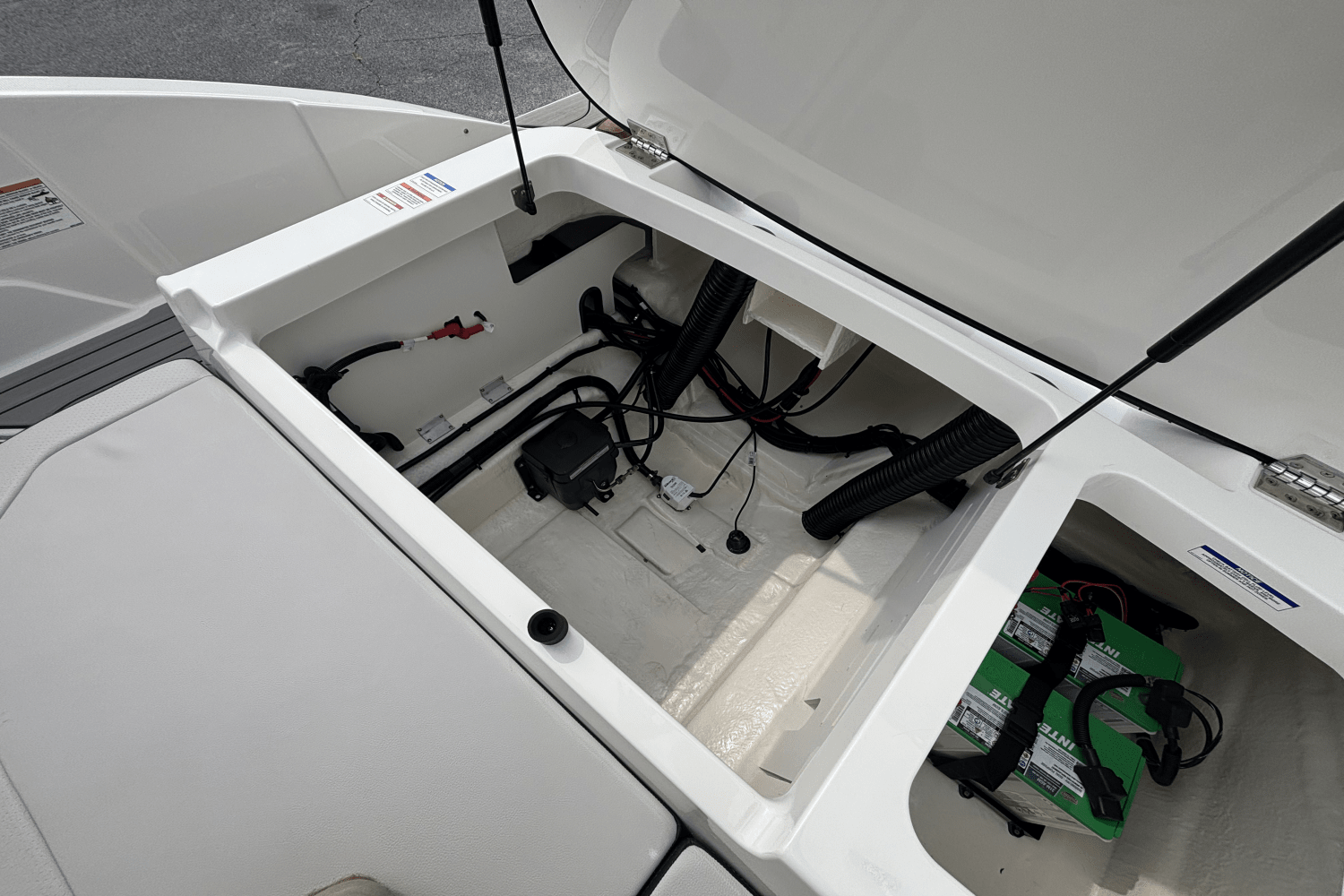 Slide: The Image of Sea Ray SPX 210 Outboard 2025 - 5