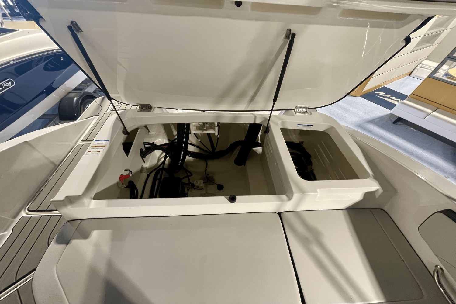 Slide: The Image of Sea Ray SPX 210 Outboard 2025 - 5