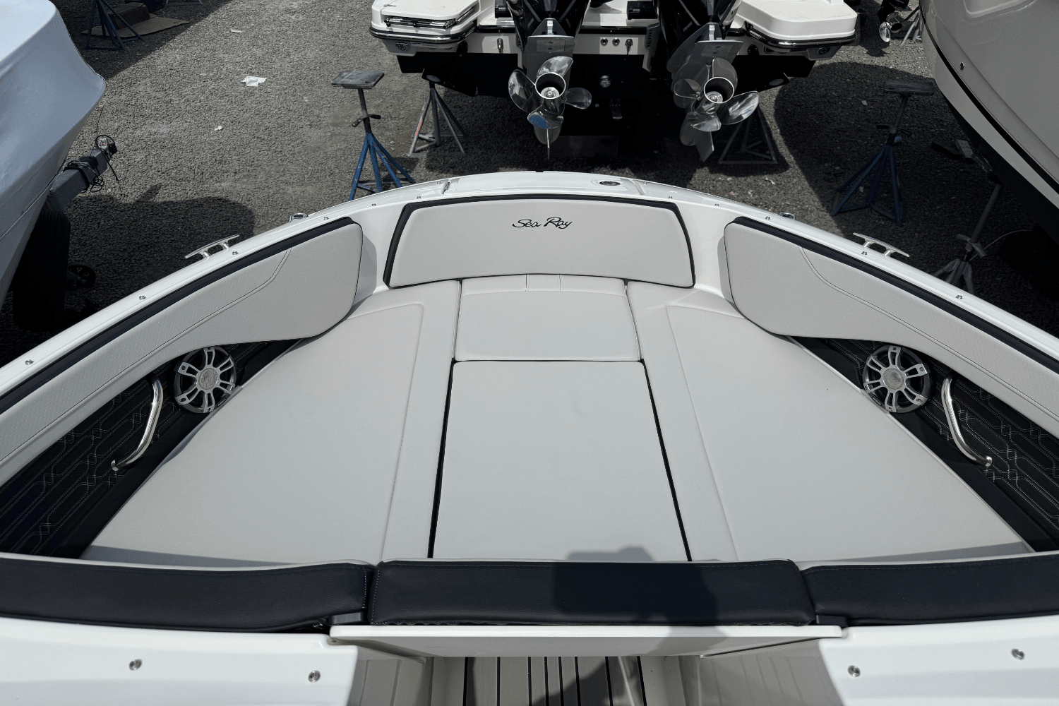 Slide: The Image of Sea Ray SPX 210 Outboard 2025 - 52