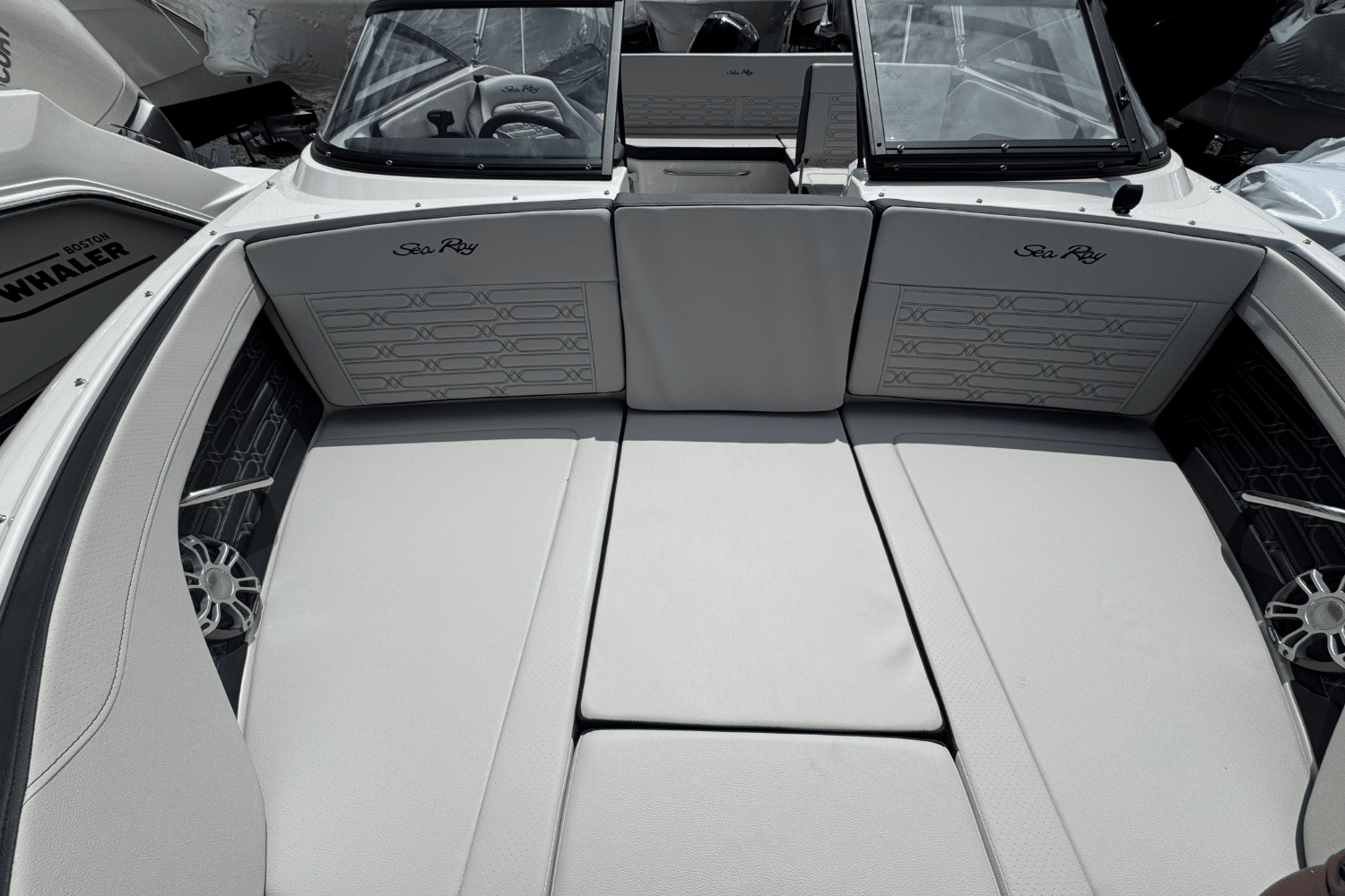 Slide: The Image of Sea Ray SPX 210 Outboard 2025 - 53