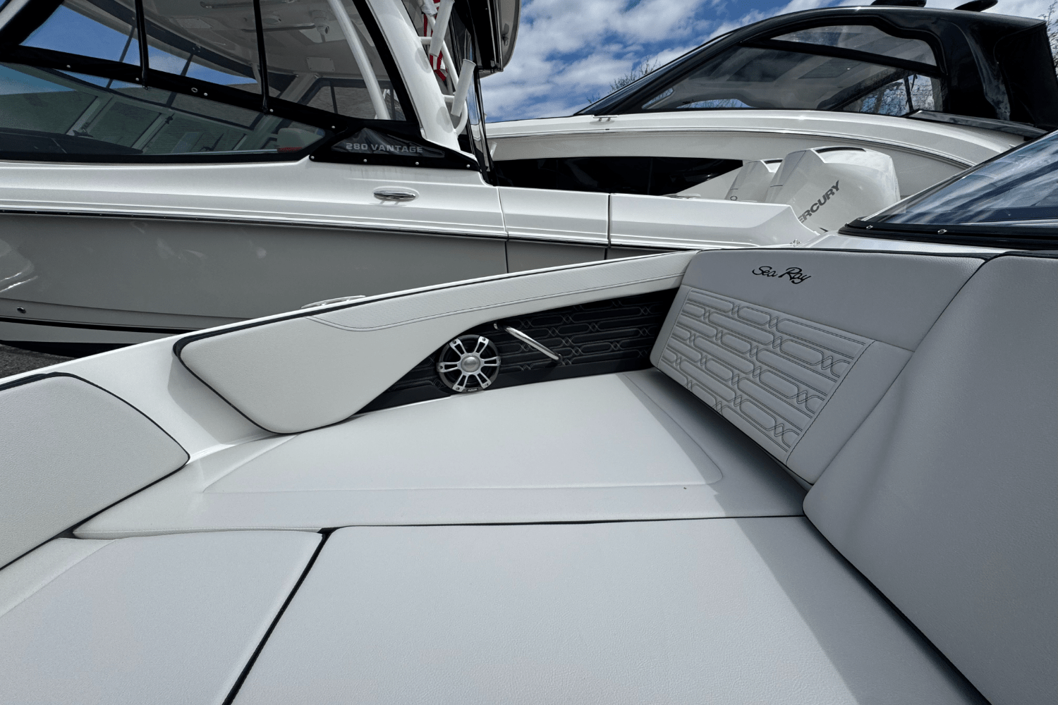 Slide: The Image of Sea Ray SPX 210 Outboard 2025 - 56