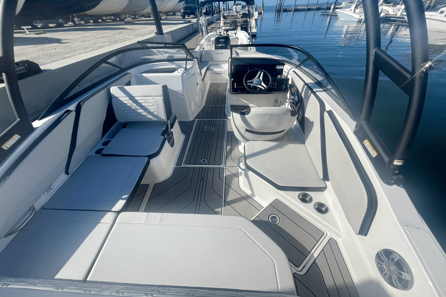 Slide: The Image of Sea Ray SPX 210 Outboard 2025 - 6