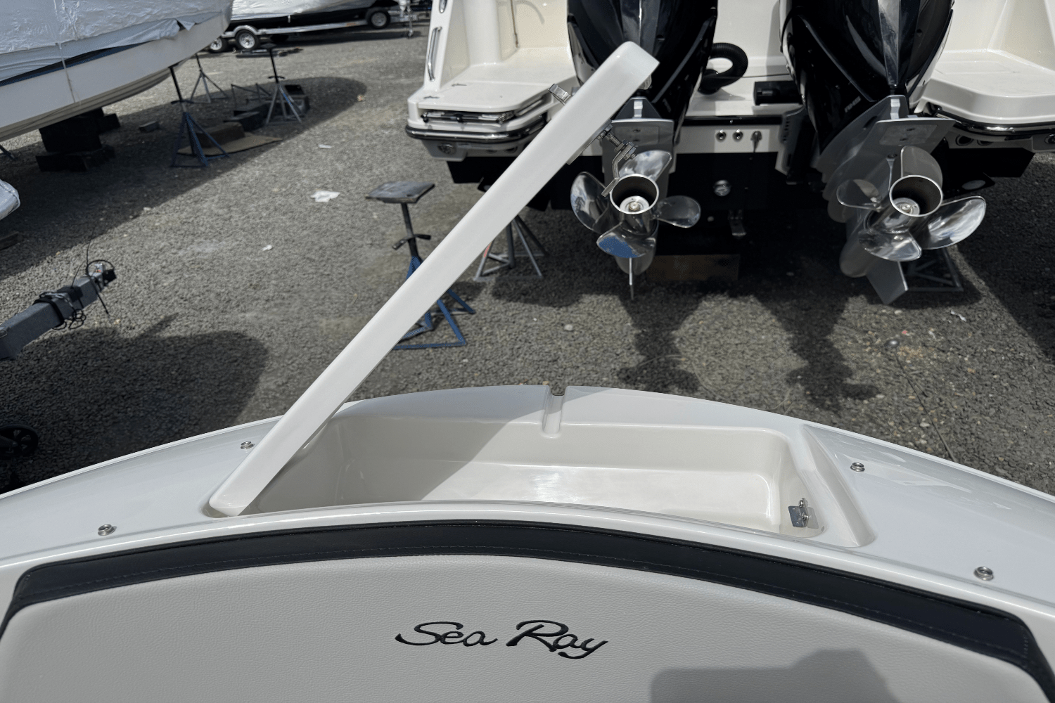 Slide: The Image of Sea Ray SPX 210 Outboard 2025 - 62