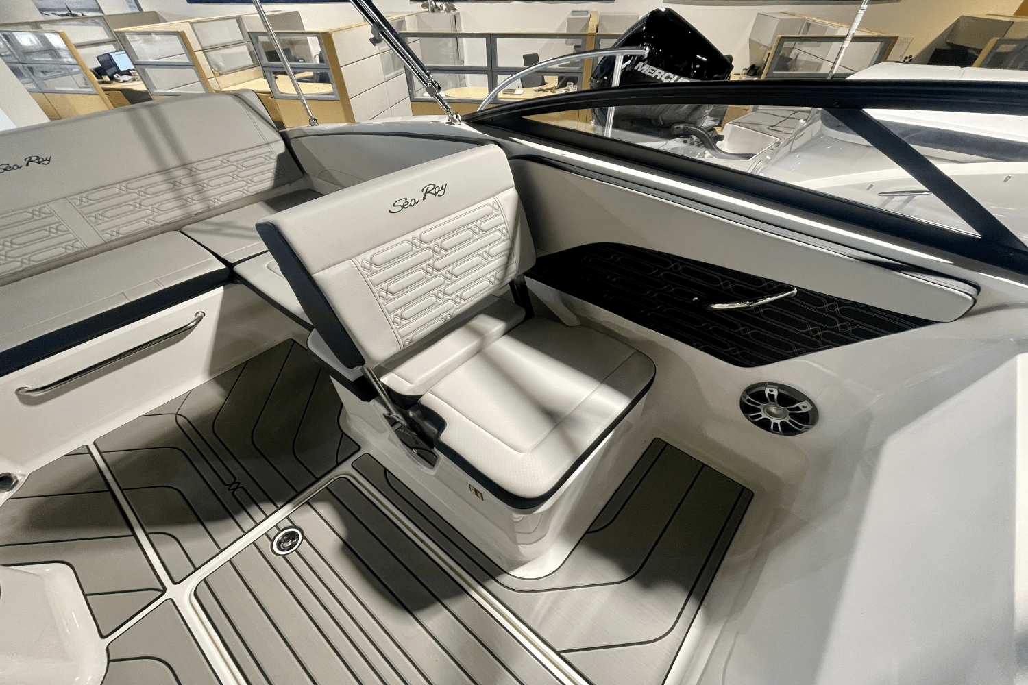 Slide: The Image of Sea Ray SPX 210 Outboard 2025 - 7