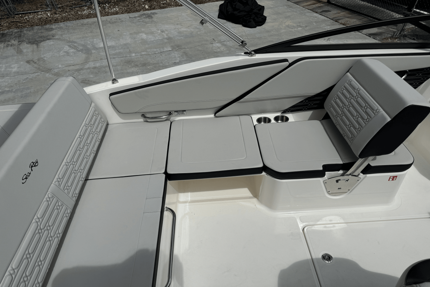 Slide: The Image of Sea Ray SPX 210 Outboard 2025 - 8