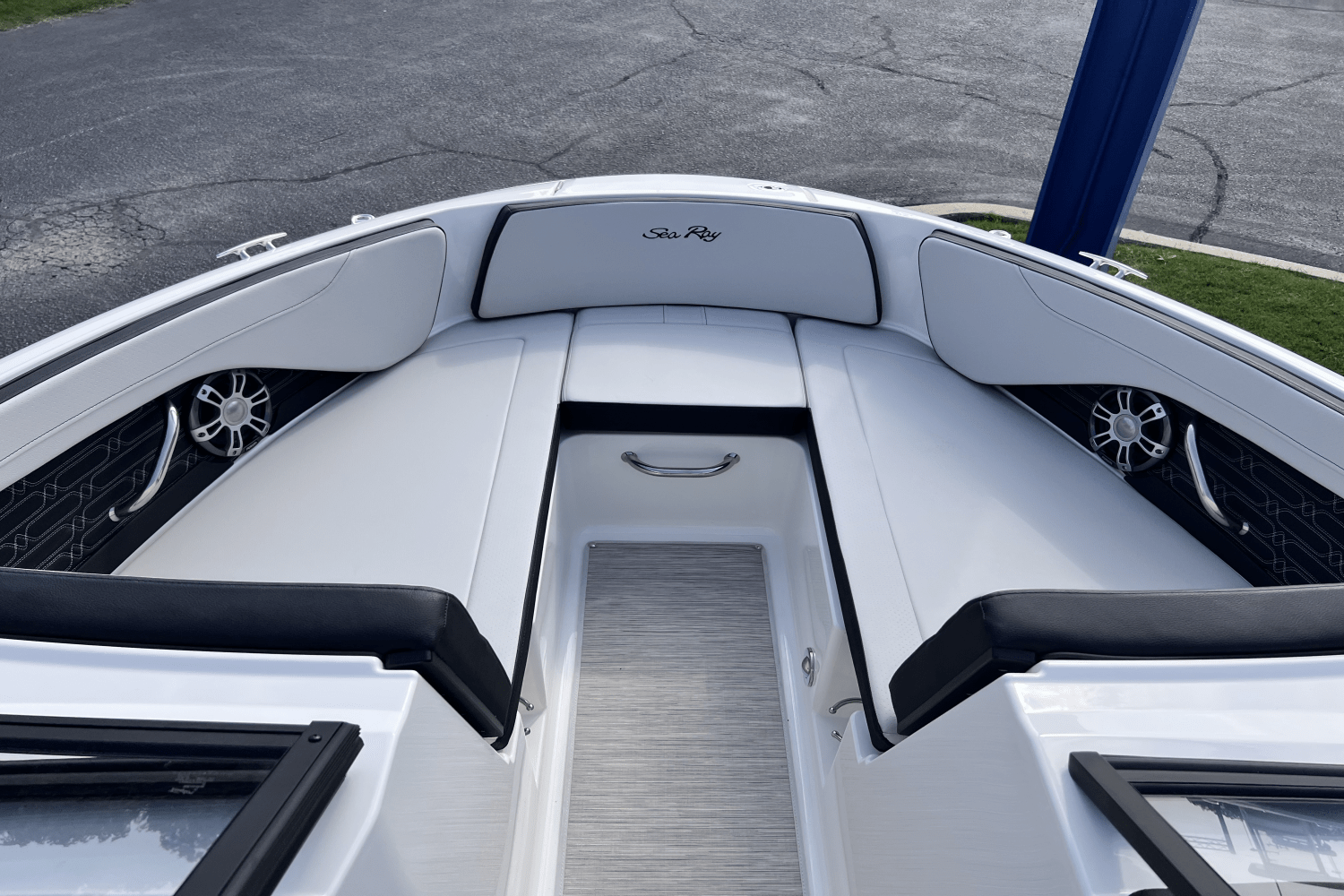 Slide: The Image of Sea Ray SPX 210 Outboard 2025 - 8